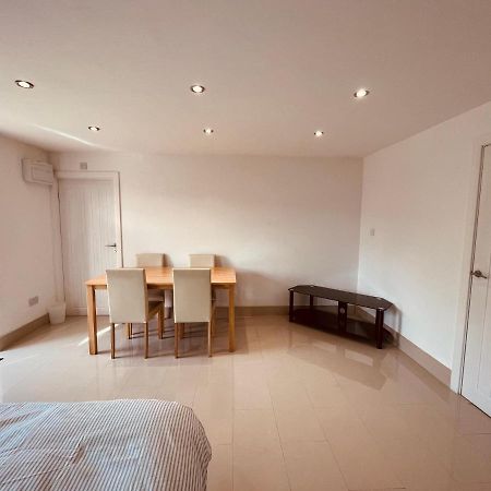 Large Studio Flat B Near Heathrow Hillingdon Dış mekan fotoğraf