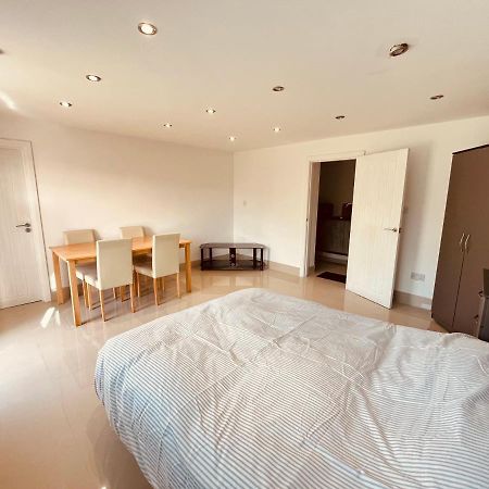 Large Studio Flat B Near Heathrow Hillingdon Dış mekan fotoğraf